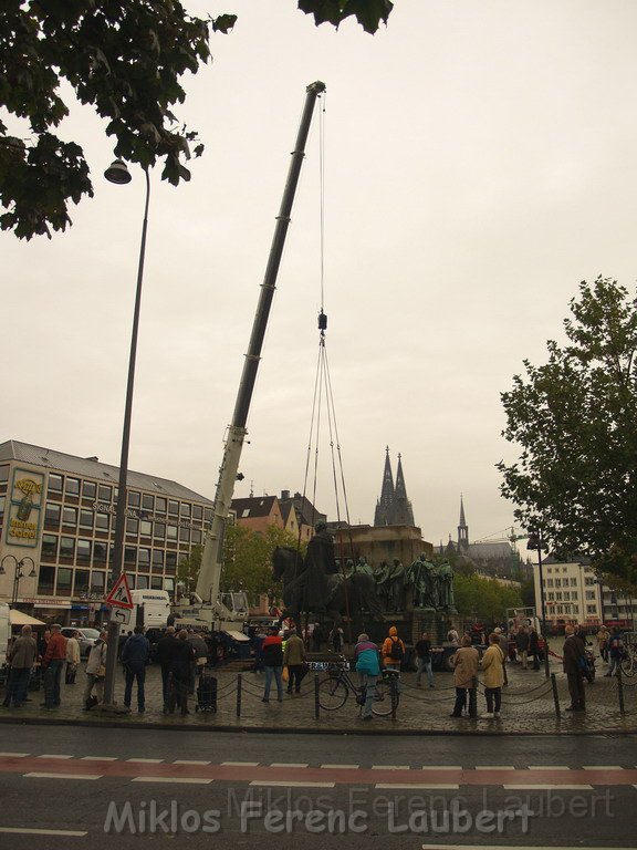 Reiterdenkmal kehrt zurueck auf dem Heumarkt P12.JPG